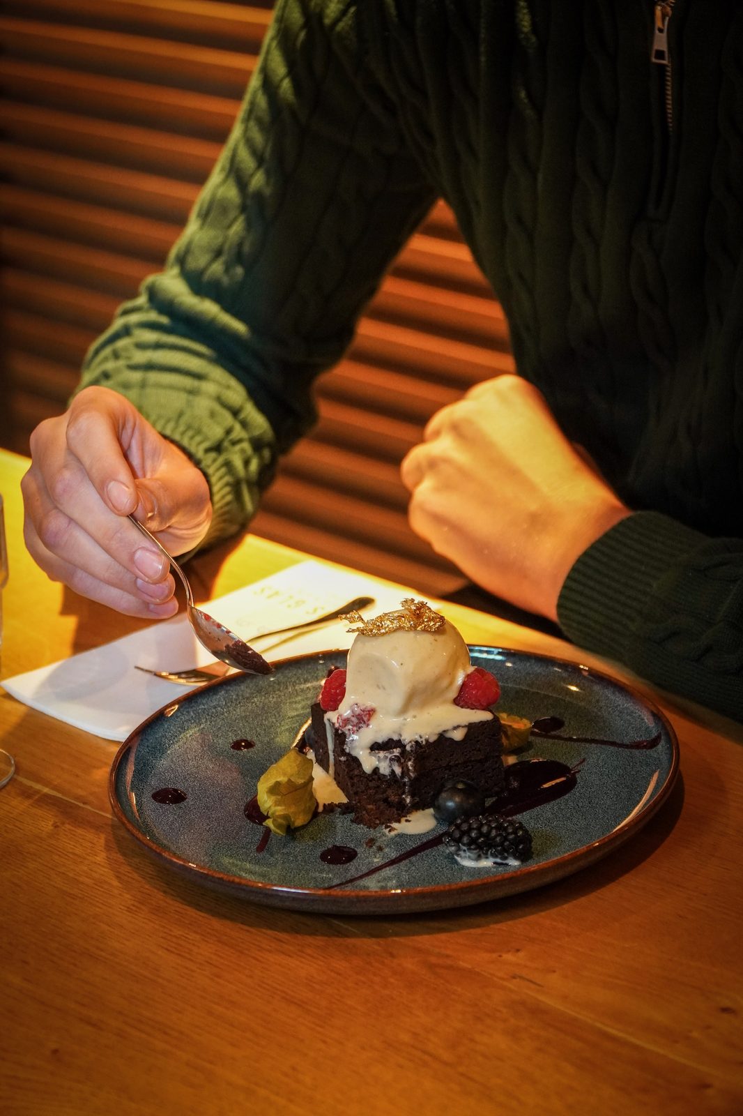 Gast geniet van een dessert bij Gouds Glas