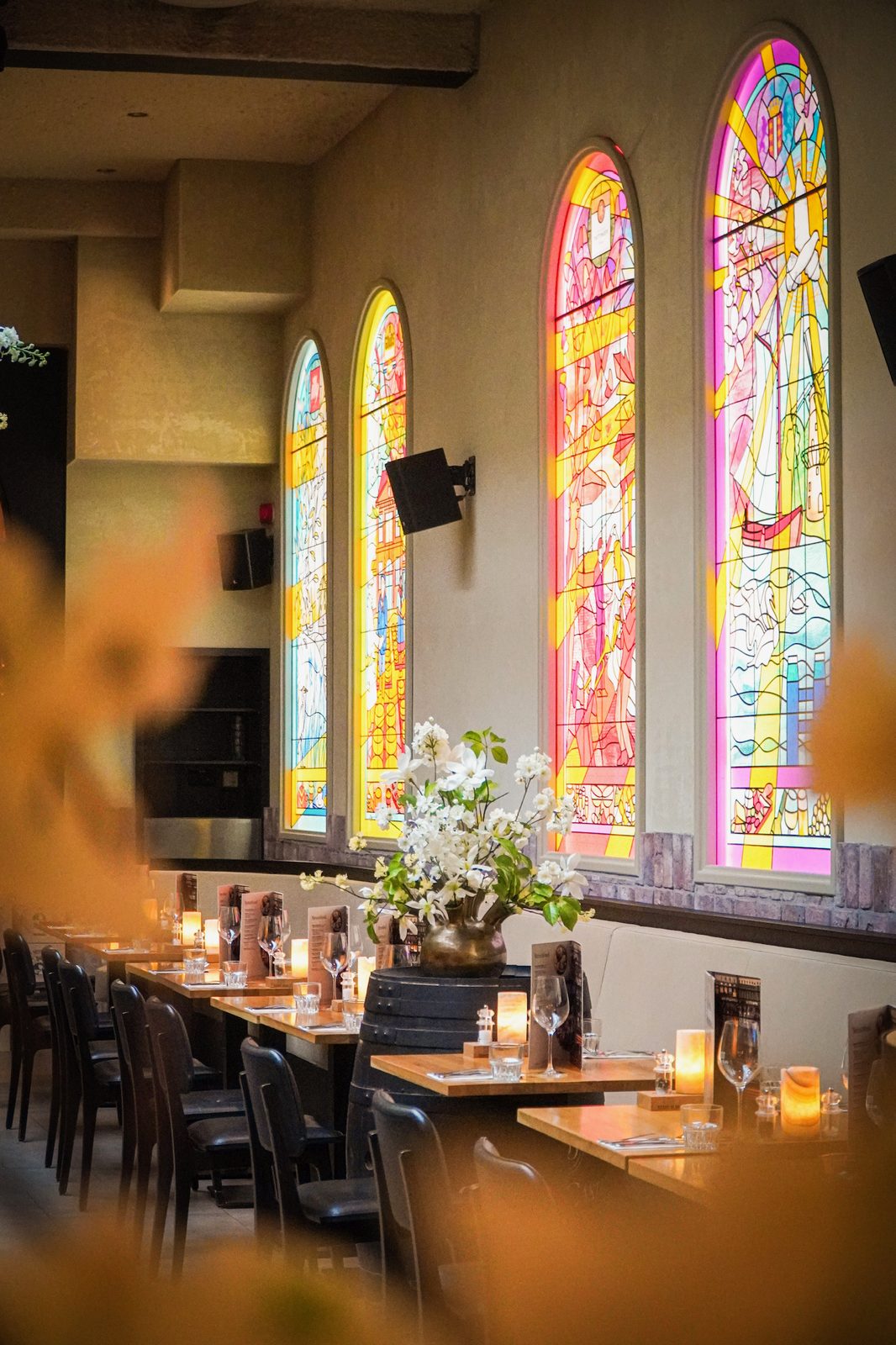 Sfeervolle ceremonieruimte met glas-in-lood bij Gouds Glas